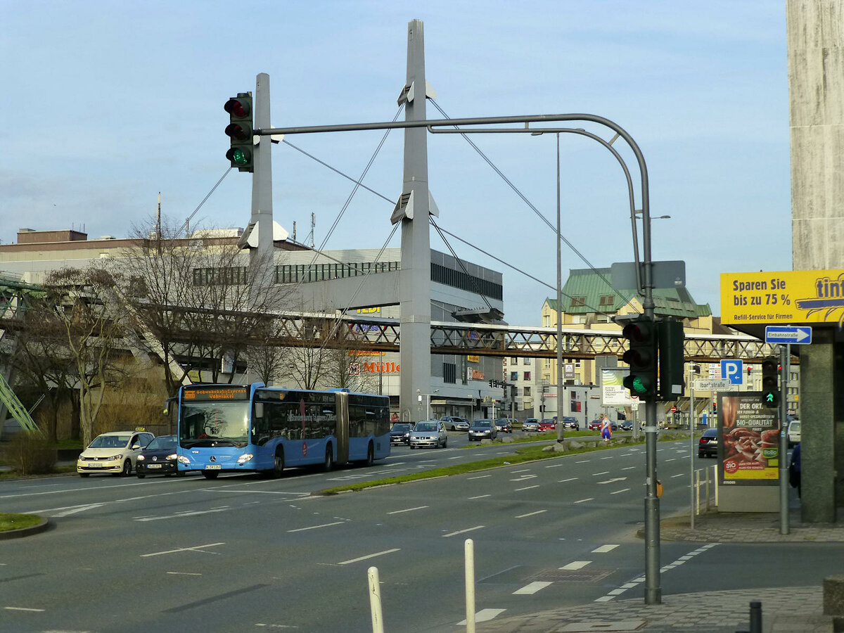 WSW 1363 auf der Friedrich-Engels-Allee in Barmen. In diesem Abschnitt gibt es eine Busspur als Überbleibsel der Straßenbahntrasse mit Abzweigemgöglichkeit zum Barmer Bahnhof. Der Schwebebahnexpress nutzt den aber nicht, sondern bleibt auf der Geradeausspur, die nur ein kleines Stück weiter lichtsignalgeregelt wieder auf die Hauptfahrbahn mündet.