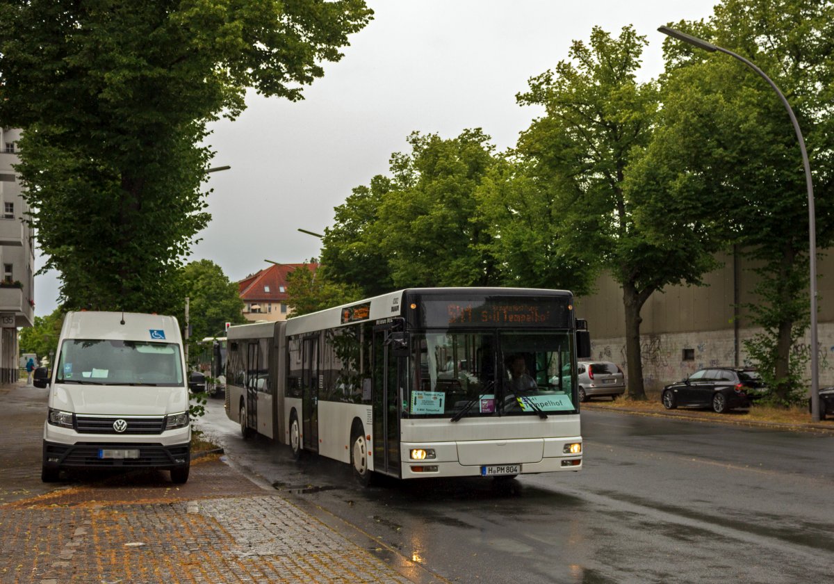 Zu Ersatzverkehren bei der S-Bahn sind stets Busse aus den verschiedensten Ecken Deutschlands in Berlin anzutreffen. Dieser MAN NG313 begann seine Karriere in Braunschweig und ist ber einen Zwischenstopp in Ennepetal nun bei der Firma Omnibus-Reise-Service Hannover ttig. In den fnf Jahren seit dem Einsatzende in Braunschweig ist die dortige Nummer 0302 interessanterweise nicht entfernt worden.