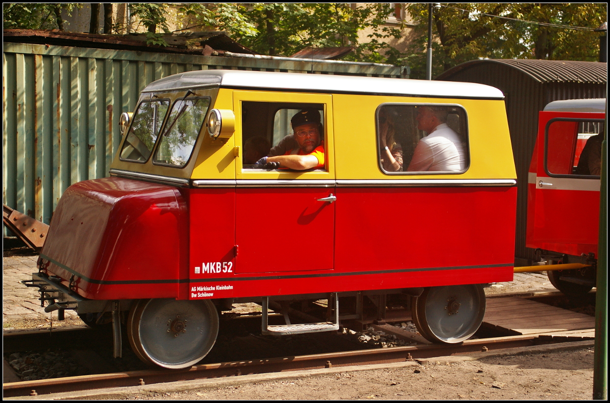 Zusammen mit der Motordraisine der BEF stand MKB 52  Fridolin  für die Bahnhofsrundfahrt im Bahnhof Schönow Goerzalle am Tag der offenen Tür der Märkischen Kleinbahn e.V. am 10.09.2017 in Berlin-Lichterfelde zur Verfügung, was von den Besuchern auch rege genutzt wurde. Die Draisine wurde 1962 gebaut und an die Deutsche Bundesbahn geliefert. Nach ihrem Einsatz bei der DB und der SIEMENS-Güterbahn kam sie im Jahr 1988 zur MKB e.V.