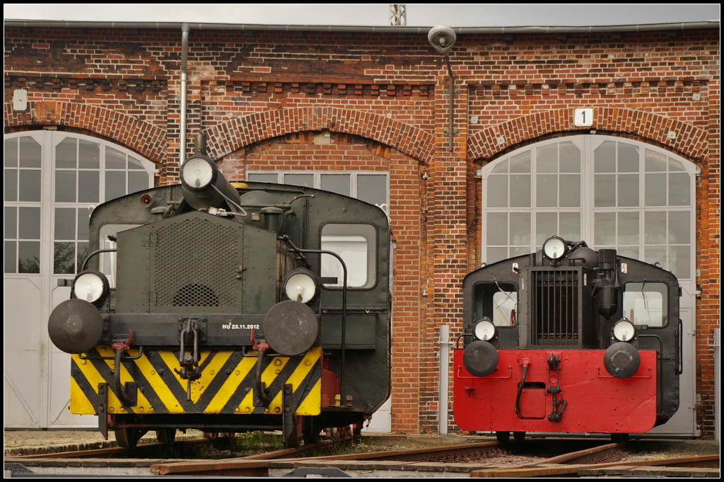 Zwei Rangierloks die nicht unterschiedlicher sein könnten: Links steht 0603 die im Jahr 1938 von O&K gebaut wurde und in den 1960er Jahren remotisiert wurde, rechts steht 100 547 die im Jahr 1933 von LMK gebaut wurde. Beide Kleinloks standen während der Veranstaltung  30 Jahre Traktionswechsel Wittenberge  am 06.05.2017 beim Dampflokverein Salzwedel e.V. vor dem Lokschuppen (Aufnahme von der gesicherten Drehscheibe)