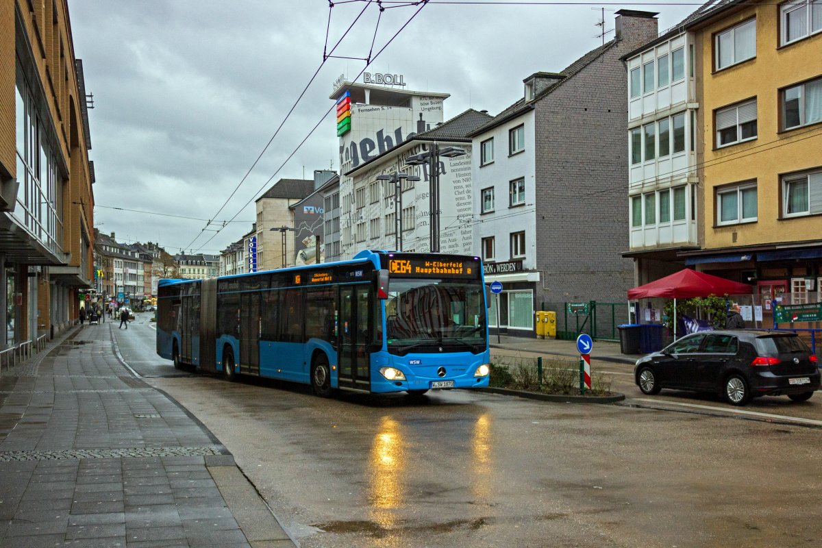 Zwischen den Stdten Wuppertal und Solingen besteht mit der Buslinie CE64 eine Verbindung im 20-Minuten-Takt. Zumindest auf Wuppertaler Stadtgebiet ist diese Linie auch entsprechend ihrer Bezeichnung als Express unterwegs und sorgt so fr krzere Reisezeiten. Wagen 1870 hat auf der Fahrt zum Wuppertaler Hauptbahnhof noch den Groteil der Strecke vor sich.