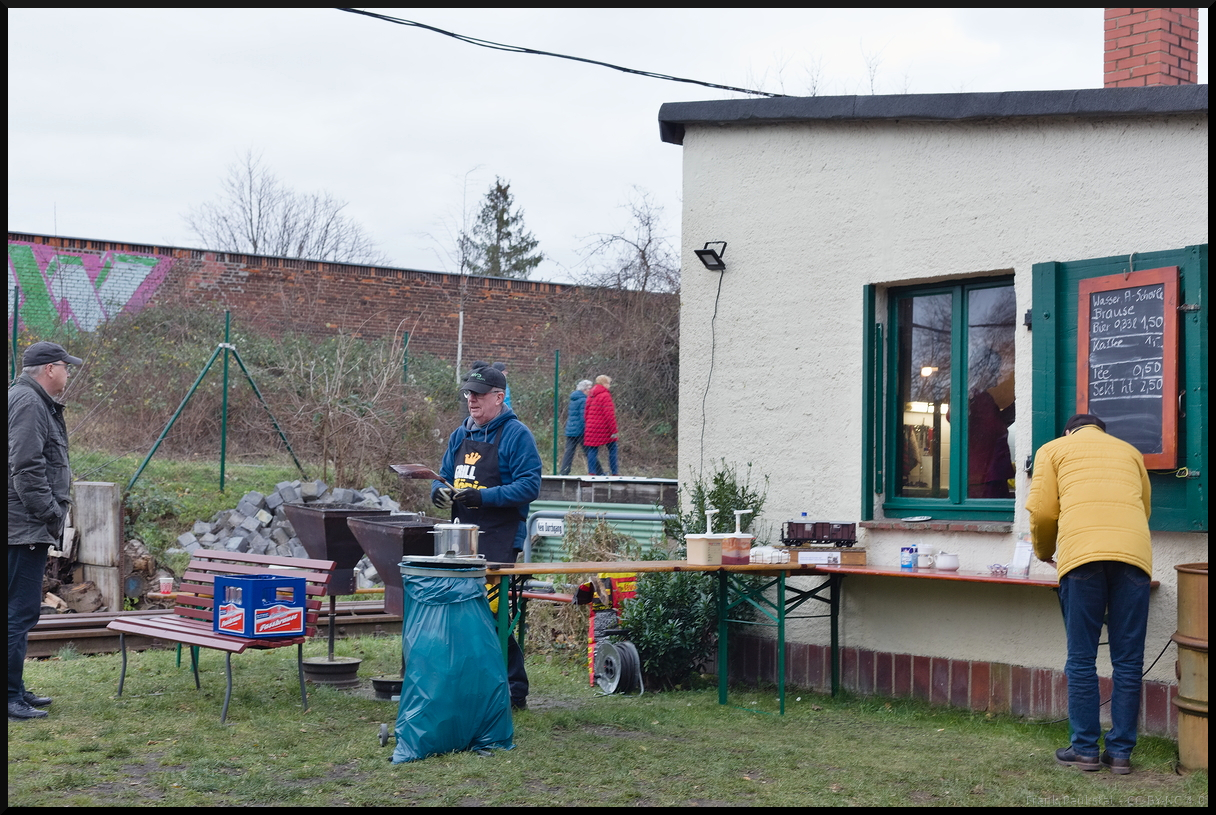 Am 29.12.2023 wurde während der Glühweinfahrten der Museumsfeldbahn Leipzig-Lindenau e.V. auch für das leibliche Wohl der Besucher gesorgt. Bei wirklich moderaten Preisen gab es Bratwurst, Steak, Kaffee und im Haus Kuchen und Tee. Auch wenn das Wetter nicht das beste war, es gab dennoch guten Besuch und entsprechend Andrang seitens der Besucher am Grill.