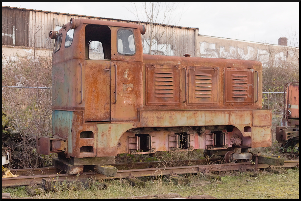 Auf einem Seitengleis der Museumsfeldbahn Leipzig-Lindenau konnte diese LKM V 10 C entdeckt werden. Sie steht dort ohne Fahrwerk und schon stark angerostet auf Holzbalken. Bei der MFLL wird sie als Lok 8 II geführt. Zuletzt war sie in privaten Händen und davor beim VEB Ziegelwerke Zehdenick, (Nr. 100-4), wo sie auf 630mm umgespurt wurde. Ob sie jemals auf den Museumsgleisen fahren wird dürfte unwahrscheinlich sein (Glühweinfahrten MFLL, Leipzig-Lindenau, 29.12.2023)