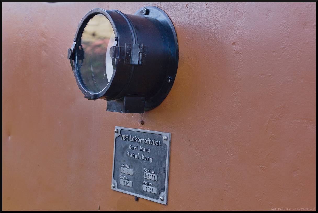 Bei den Glühweinfahrten zum Abschluss des Jahres am 29.12.2023 bei der Museumsfeldbahn Liepzig-Lindenau e.V. waren auch kleine Detailfotos möglich. Nicht immer perfekt, doch es sind die Kleinigkeiten die den Reiz ausmachen. Das Herstellerschild des VEB LKM Babelsberg ist für die MFLL Lok 1, einer Ns3i. Auf dem Schild ist eingestempelt  Ns3 , den Unterschied hat man wohl nicht gemacht. Die Lok wurde 1954 gebaut und kam 1992 zur Museumsfeldbahn.