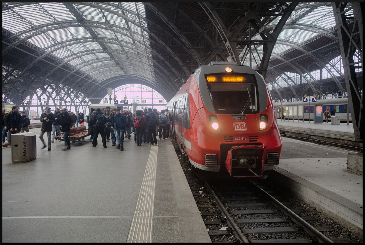 DB Regio 442 615 (442 115) kam mit 442 117 als RE50 in Leipzig Hbf an und wird hier Kopf machen. Nach 1 Stunde Aufenthalt geht es dann wieder nach Dresden Hbf. Diesmal waren die beiden 3-teiligen Talent 2 im Einsatz, statt des üblichen Doppelstock-Zugs (11.02.2024, NVR-Nummer 94 80 0442 615-1 D-DB)