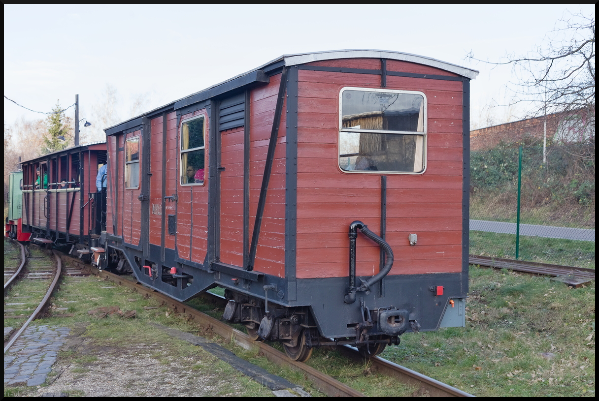 Der Wagen 23 der Museumsfeldbahn Leipzig-Lindenau hat eine wechselvolle Geschichte aufzuweisen. Gebaut 1942 von der Maschinenfabrik Bautzen ging er im gleichen Jahr zur Mariazellerbahn im heutigen Österreich. Im Jahr 1953 erhielt er die ÖBB Nummer 16 802. Der Einsatz als GGm/s erfolgte ab 1998. Im gleichen Jahr wurde er im Bhf Wieselburg abgestellt. Im Jahr 2011 wird er als Servicewagen für die Draisinenbahn  Mostviertler Schienenradl  aufgearbeitet. Im Jahr 2017 ging er dann zur CFI Criscior in Rumänien. Ein Jahr später kam er er dann zur MFLL. Hier wird er als Personenwagen in den Pendelzügen vom Museumsbahnhof zu den Leipziger Lachen eingesetzt. Bei den Glühweinfahrten am 29.12.2023 konnte er im Museumsbahnhof fotografiert werden.