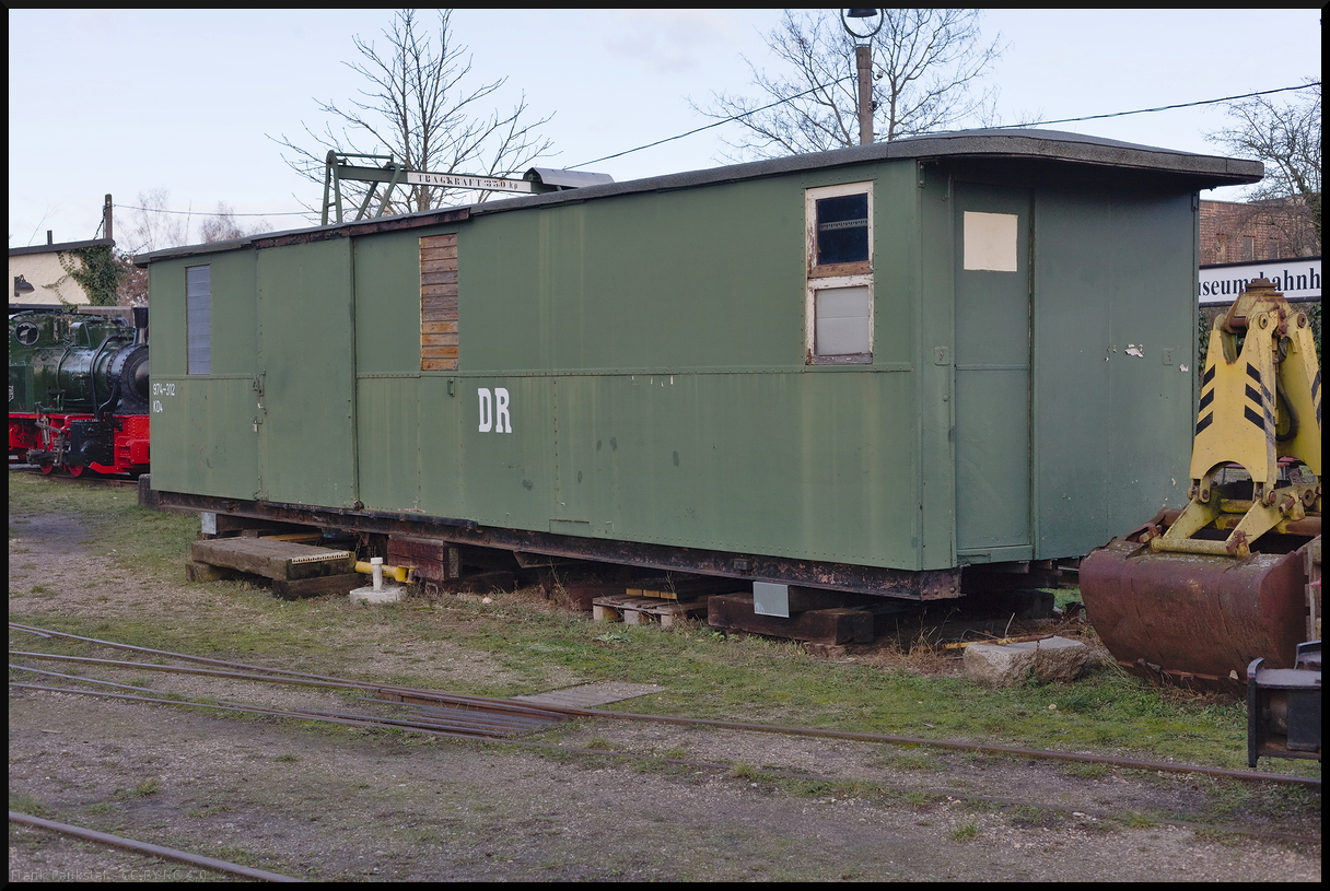 Dieser Packwagen KD4 974-312 hat eine lange Geschichte hinter sich. Gebaut 1912 und ausgeliefert an die K.Sächs.Sts.E.B., wo er die Nummer 1416K erhielt. Er war dann bis 1968 bei der DR im Einsatz. Zuletzt war in privater Hand und kam im Jahr 2016 bereits ohne Drehgestelle zur Museumsfeldbahn Leipzig-Lindenau. Hier wird der Wagen als Lagerschuppen (Wagen 32 II) genutzt. Bei den Glühweinfahrten zum Abschluss des Jahres konnte man sich den Wagen ansehen (Leipzig-Lindenau, 29.12.2023)