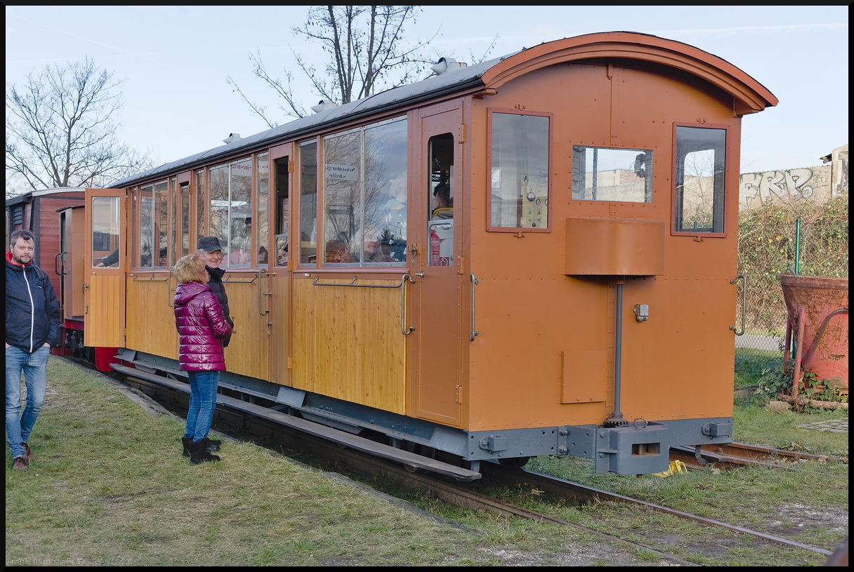 Etwas verzogen sich die dunklen Wolken, so das MFLL Wagen 22, der am 29.12.2023 bei den Glühweinfahrten in Leipzig-Lindenau eingesetzt wurde, im Museumsbahnhof in etwas besseren Licht stand. Der Wagen wurde 1906 von der Gießerei Bern [CH] gebaut und im selben Jahr als offener Sommerwagen an die Wengernalpbahn ausgeliefert. 1930 erfolgte der Umbau zu einem Vorstellwagen mit Panoramascheiben, darum auch der Steuerstand mit Bremsrad wie im Bild zu sehen ist. 1969 wurde er an Privat verkauft und diente als Hühnerstall. Im Jahr 1977 kaufte ihn die Schinznacher Baumschulbahn und hauchte ihm wieder Leben auf der Schiene ein. Im Jahr 1998 kam er dann zur Museumsfeldbahn Leipzig-Lindenau, wo der Umbau auf 800mm Spurweite erfolgte. In den nächsten Jahren kamen eine Heizung und elektrisches Licht hinzu. Inzwischen wird der bestens gepflegte Wagen bei Veranstaltungen eingesetzt.