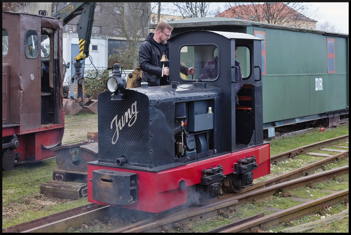 In voller Fahrt mit 13 km/h zeigte sich die Lok 6 der Museumsfeldbahn Leipzig-Lindenau am Museumsbahnhof. Die kleine Lok hatte ursprünglich kein überdachten Fahrerstand als sie 1951 gebaut wurde. Die kleine Lok wurde in die Niederlande geliefert, daher trägt sie am Herstellerschild auch noch zusätzlich den Erstbesitzer H.E. Oving, Rotterdam. 1995 kam sie dann zur Museumsbahn wo sie auf 800 mm umgespurt wurde. Am 23.12.2023 konnte sie bei den Glühweinfahrten fotografiert werden.