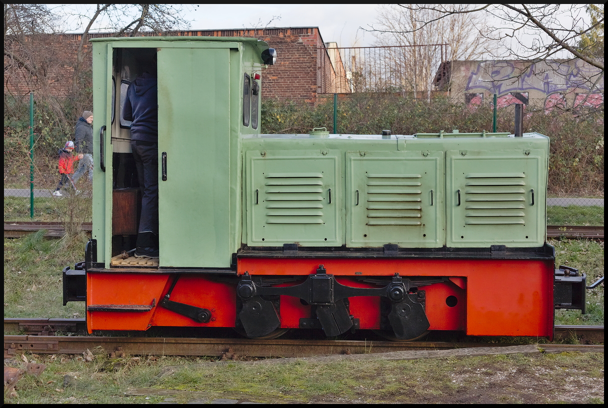 Lok 4 der Museumsfeldbahn Leipzig-Lindenau war am 29.12.2023 auf Rangierfahrt um zu ihrem Zug zu kommen. Es ist eine LKM Ns3i die vom Verein im Jahr 1992 erworben wurde. Gebaut wurde die kleine Lok im Jahr 1956 und versieht ihre Dienste regelmäßig bei Veranstaltungen.