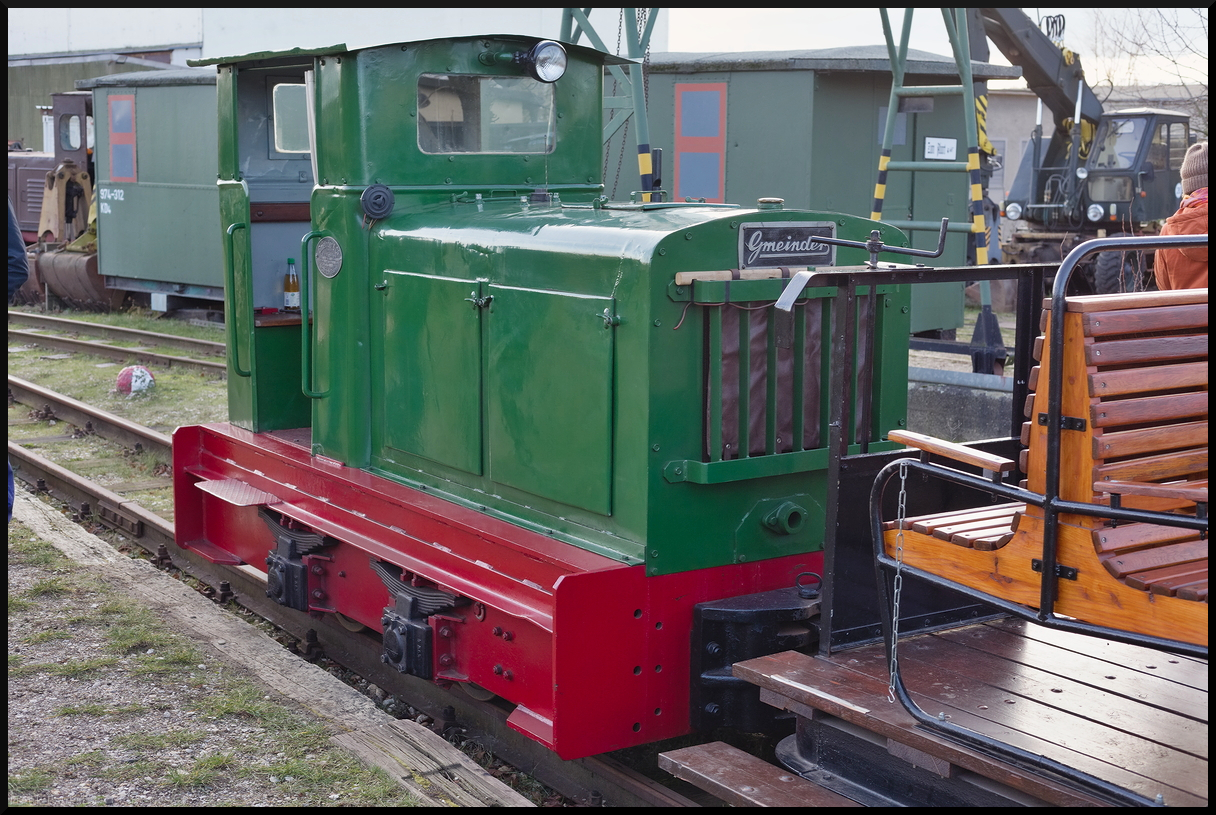 MFLL Lok 10 ist eine Gmeinder Typ 35 PS und war bei den Pendelzügen vom Museumsbahnhof bei den Glühweinfahrten 2023 im Einsatz. Wie viele Wagen und Loks hat auch die kleine Diesellok eine interessante Geschichte. Gebaut 1952 wurde sie an den Feldbahnhändler Glaser & Pflaum Essen ausgeliefert. 1958 ging es dann zum Portland Zementwerk Harburg/Schwaben. Ab 1978 war sie dann beim Gerhahersches Dachziegelwerk, Möding, wo sie auf die Spurweite 600 mm umgebaut wurde.1978 war sie dann im Privatbesitz, 1997 kam sie dann zur MFLL wo sie auf 800 mm umgespurt wurde. Inzwischen ist sie regelmäßig bei Veranstaltungen im Einsatz. Am 29.12.2023 wurde sie mit ihrem Zug fotografiert.