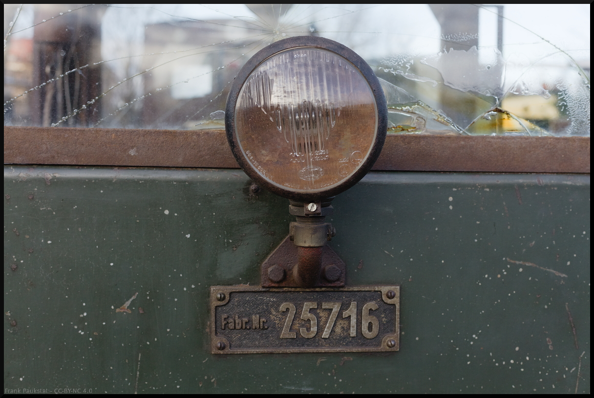 Nicht wie meist üblich beim Herstellerschild angebracht, fand sich das Schild mit der Fabrik-Nummer der MFLL Lok 16, einer O&K MVoa, unter dem Führerstandsfenster mit dem Fahrscheinwerfer. Das kleine Schild wurde beim Besuch der  Glühweinfahrten  zum Abschluss des Jahres 2023 beinahe übersehen (Leipzig-Lindenau, 29.12.2023)