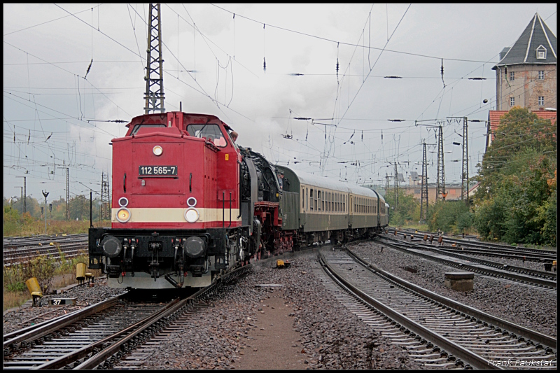 112 565 zieht den  Berliner  zum Bahnhof (Eisenbahnfest des TEV zum Eimarer Zwiebelmarkt, Weimar 10.10.2009)