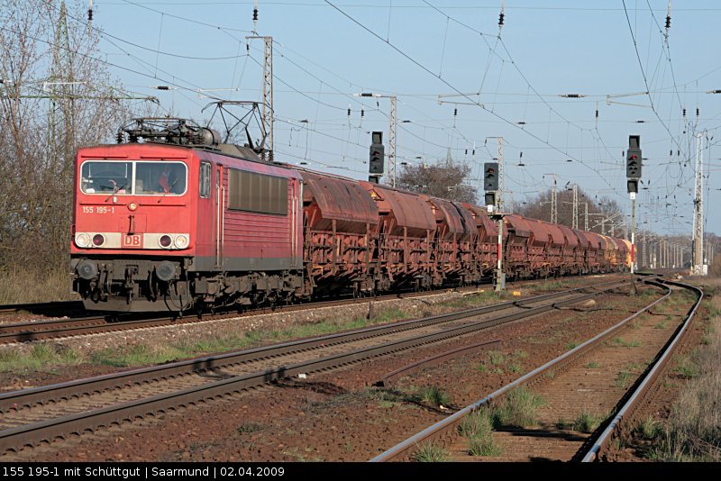 155 195-1 mit Schüttgut Richtung Seddin (gesehen Saarmund 02.04.2009)