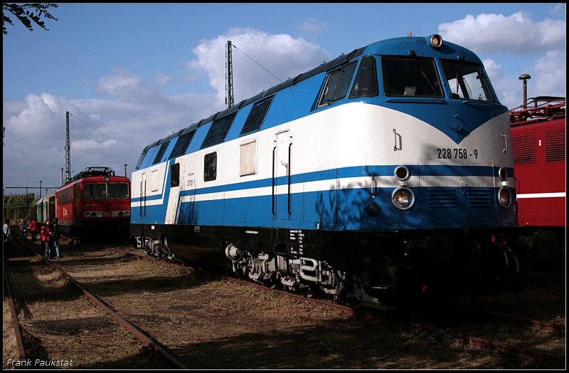 228 758-9 der Rennsteigbahn ist eine schöne Lok und präsentiert sich den Besuchern auf dem 6. Berliner Eisenbahnfest (ex D&D 2403, Bw Schöneweide 04.10.2009)