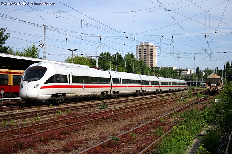 4011 090-0. Die Züge tragen auch noch in Hellgrau das DB-Logo und die deutsche EDV-Nummer. Diese ist hier 411 090-4. Gewartet werden die Züge bei FM München. Namensvetter ist die Stadt Wien. Fotografiert in Berlin Warschauer Str am 09.05.2009