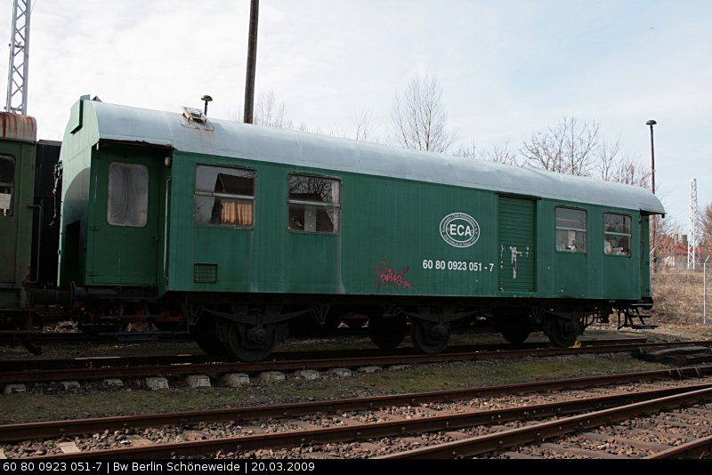 60 80 0923 051-7 ist ein 3-achsiger Umbauwagen 2. Klasse mit Gepäckabteil der Bauart BD3yg(eb) 766 (Berlin Schöneweide, 20.03.2009)