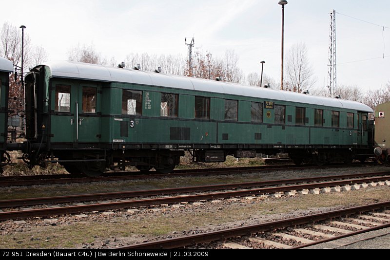 72 951 Dre C4 (50 80 28-11 101-3, ex DR, Leihgabe DB Museum) ist ein 3. Klasse Reisezugwagen (Schneweide, 21.03.2009).