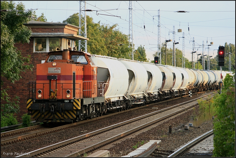 ArcelorMittal 65 mit Uacs-Wagen Richtung Bernau. An der Lok steht die NVR-Nummer 9880 3292 065-9 D-EKO was eigentlich falsch ist, da es sich um eine Lok der Baureihe 293 handelt (gesehen Berlin Karow 13.08.2009)