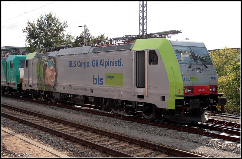 BLS cargo 486 508 in einem Lokzug der zum Bombardier-Werk ging (NVR-Nummer: 91 85 4486 508-5 CH-BLSC, sub type CH/D/I/A, gesichtet Hennigsdorf b. Berlin 14.09.2009)