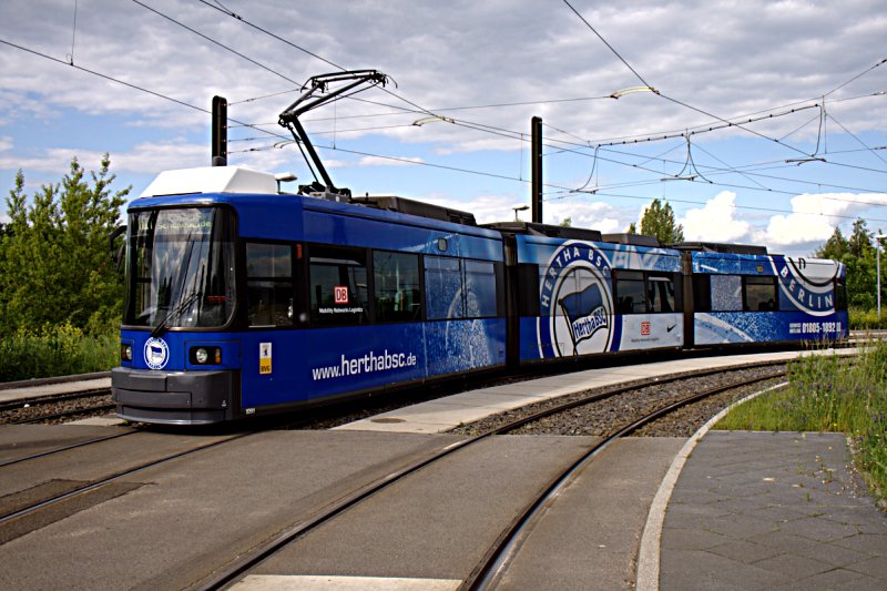 BVG 1091 (Typ GT6N)  DB Networks und Hertha BSC  an der Wendeschleife (Falkenberg, 27.05.2009)