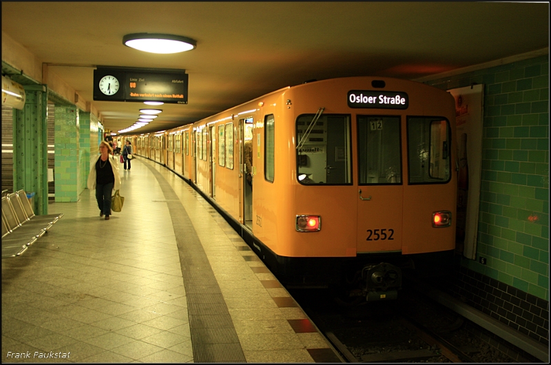 BVG 2552 (Bautyp F74.3) auf der U8 nach Osloer Straße. Markant ist die geknickte Front (Berlin Gesundbrunnen, 28.07.2009)