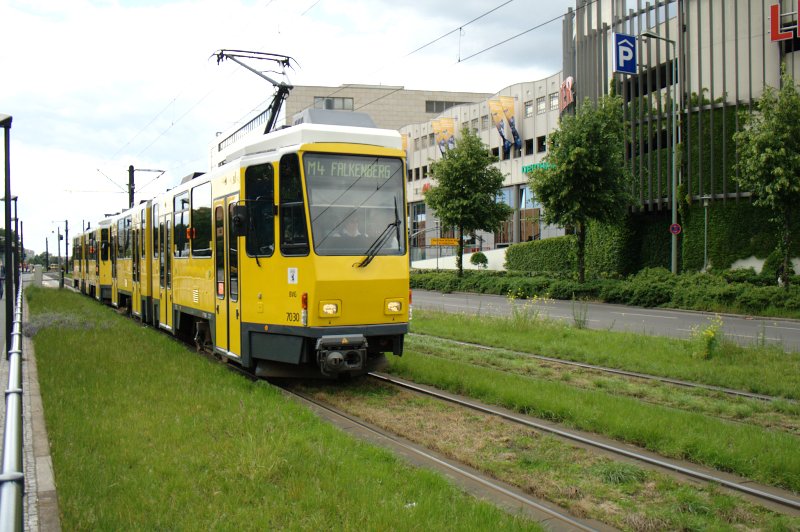 BVG 7030 (Typ KT4Dt) als M4 Falkenberg. Die Fahrzeuge des Typs sind Tatra Kurzgelenkwagen mit Thyristorsteuerung (Berlin Hohenschnhausen, 27.05.2009).