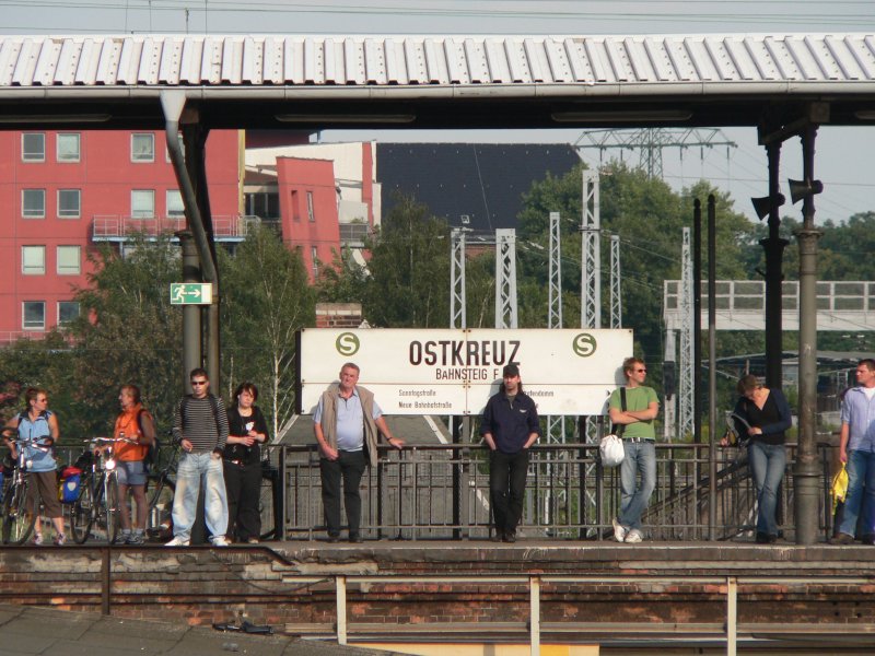 Das Warten auf den nchsten Zug, fr viele eine Horrorvorstellung. Das ist verstndlich, denn je fter man umsteigen muss, umso fter addieren sich zu den reinen Fahrzeiten auch Wartezeiten, die einen erheblichen Anteil an der gesamten Fahrzeit annehmen knnen. Daher sind kurze Taktzeiten sehr wichtig fr ffentliche Verkehrsmittel. Leider sind sie aber nicht selbstverstndlich. Berlin Ostkreuz, August 2008