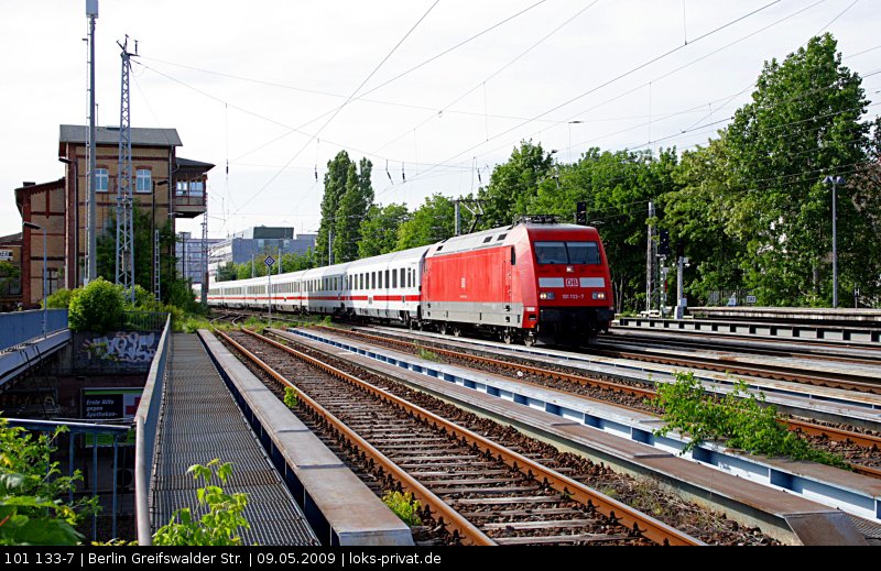 DB 101 133-7 mit einem Leerpark nach Rummelsburg (Berlin Greifswalder Str, 09.05.2009).