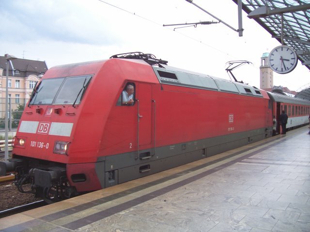 DB 101 136-0 mit einem IC und Kurswagen der CD (Berlin Spandau, 08.07.2007).