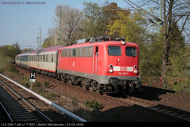 DB 110 236-7 (ohne  Bügelfalte ) mit dem Autozug nach Wannsee (DB R&T - Rail Charter, gesehen Berlin Nikolassee 10.04.2009 - Update: In Dortmund Bbf zA, überführt zu Fa. Bender Leverkusen Opladen; ++ 31.05.2011).