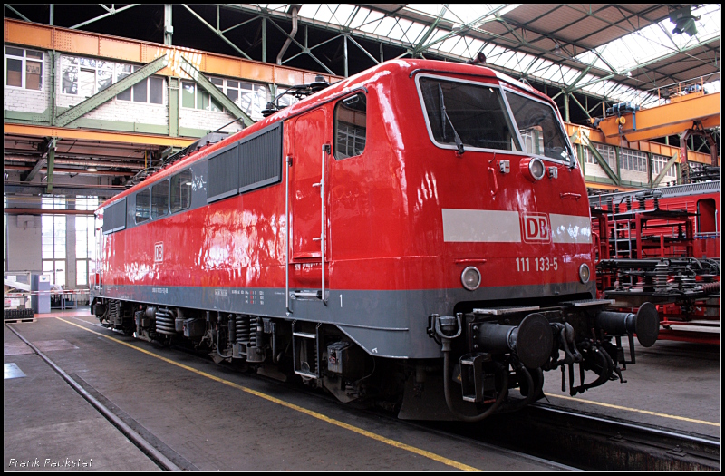 DB 111 133-5 hat auch gleich Neulack bekommen und wird das Werk in glänzender Verfassung verlassen (DB Regionalbereich Niedersachsen-Bremen Braunschweig, 80 Jahre Werk Dessau, Dessau-Süd 12.09.2009)