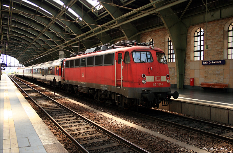 DB 115 327-9 mit dem Prventionszug der Bundespolizei. Hier sollen Schler ber das richtige Verhalten auf Bahnanlagen, Unfallverhtung, Vandalismus und Gewalt aufgeklrt werden. Der Zug macht in acht Stdten Station (Berlin Ostbahnhof, 24.06.2009 - Update: Lok in Dortmund z-gestellt, 11/2011: berstellung Fa. Steil)