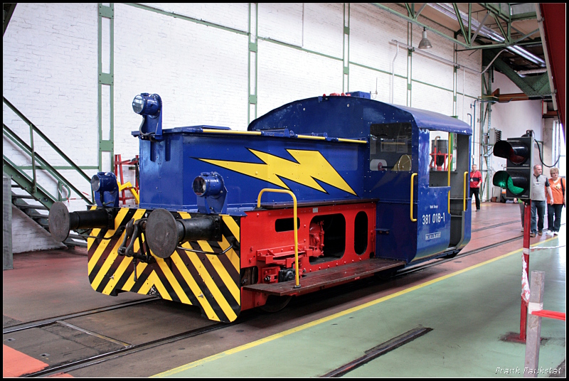 DB 381 018-1  Werk Dessau  in den Hallen des Werks. Bei der Lok handelt es sich um eine Akku-Lokomotive fr den leichten Verschub- und Rangierdienst und ist der Baureihe K/Kf II uerlich sehr hnlich. Technische Daten: Hersteller Windhoff, Typ Lg II / 37, Fabriknummer 403, Bauart B-ea, Baujahr 1938, Spurweite 1435 mm