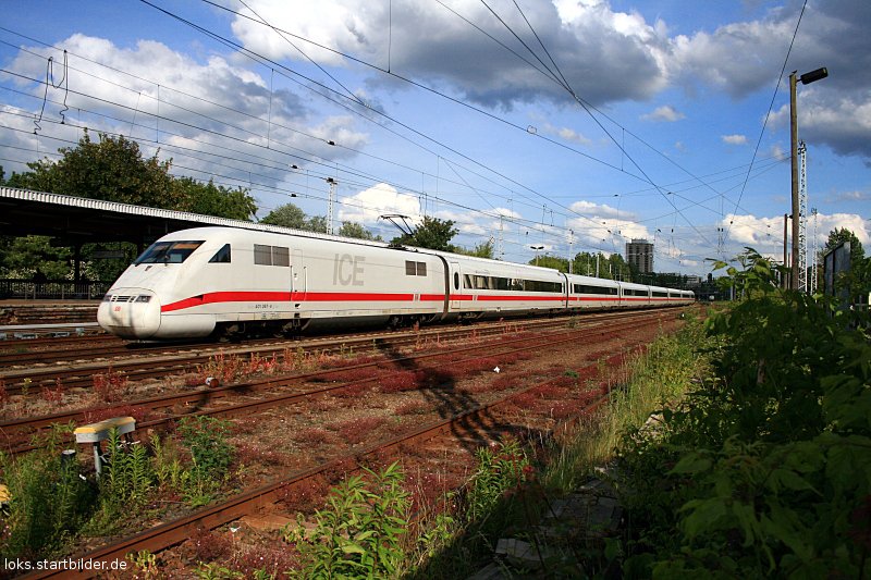 DB 401 067-4 (93 80 5401 067-4 D-DB) unter interessanter Wolkenformation (Berlin Greifswalder Str, 08.06.2009).