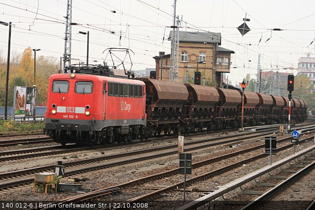 DB Cargo 140 012-6 fährt am Stellwerk mit einem Schüttgutzug durch (Berlin Greifswalder Str, 22.10.2008)