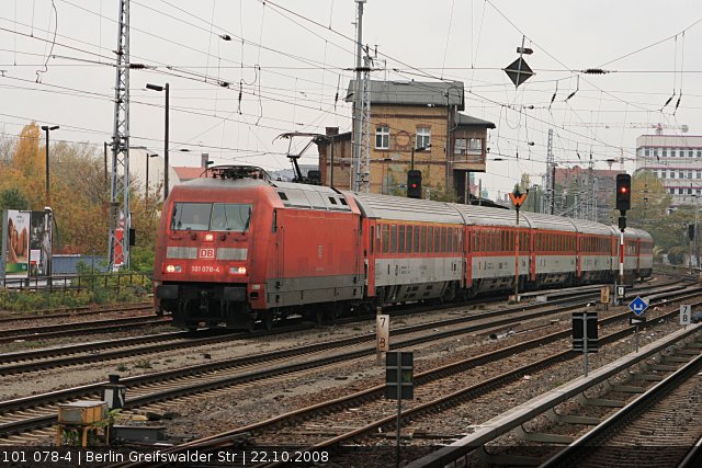 DB Fernverkehr 101 078-4 mit CD-Kurswagen vor vor dem Stellwerk Berlin Greifswalder Str, 22.10.2008