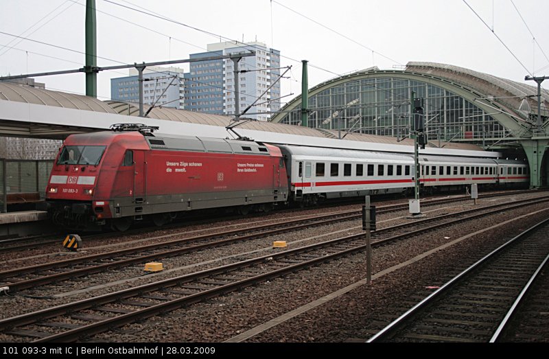 DB Fernverkehr 101 093-3  Unsere Zge schnen die Umwelt...  mit einem IC (Berlin Ostbahnhof, 28.03.2009).