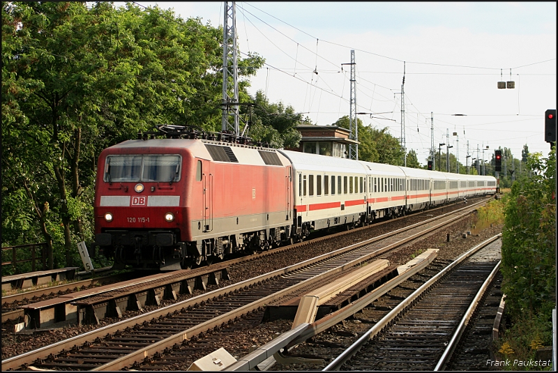 DB Fernverkehr 120 115-1 mit dem IC 145 nach Szczecin Glowny (Berlin Karow, 13.08.2009)