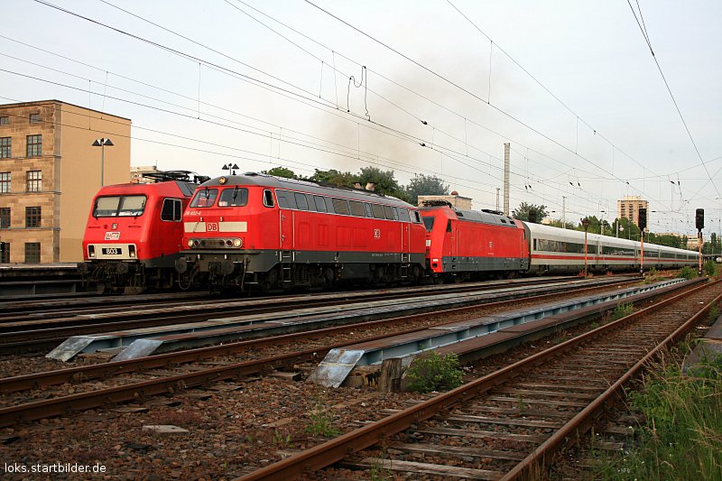 DB Fernverkehr 218 832-4 (9280 1 218 832-4 D-DB) und 101 126 kalt mit ex MET-Garnitur als 43450 ins Talgo-Werk an der Warschauer Str (Berlin Greifswalder Str, 08.06.2009).