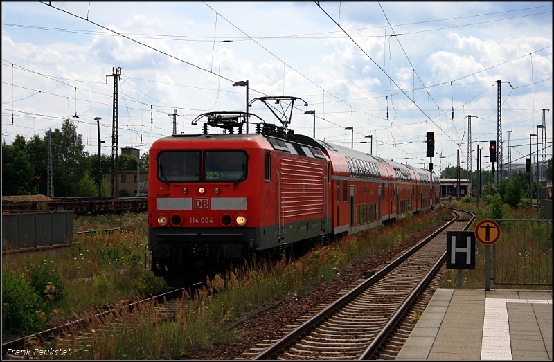 DB Regio 114 004 fuhr mit dem RE5 Stralsund am 15.07.2009 in den Bahnhof Oranienburg ein