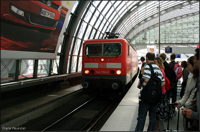 DB Regio 143 556-9 mit dem Regio nach Ostbahnhof wird bereits sehnsüchtig erwartet. Man sieht es nicht so gut, aber die Menschen waren über die ganze Bahnsteiglänge verteilt, die Bundespolizei musste sogar helfen und den Ein- und Ausstieg sichern. Ob das Auto wegen des Gelöbnis die bessere Alternative gewesen ist? (gesichtet Berlin Hauptbahnhof, 20.07.2009)