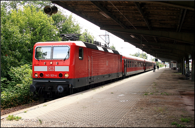 DB Regio 143 931-4 zieht den zweiten Zug im S-Bahn Ersatzverkehr nach Gesundbrunnen bestehend aus D DB 50 80 80-35 656-3 Bybdzf 482.1, D DB 51 80 22-95 621-4 Bimz 546.8 und D-DB 51 80 22-95 547-1 Bimz 546.8 (gesichtet Hennigsdorf, 20.07.2009)