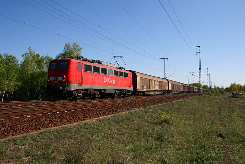 DB Schenker 140 528-1 und Transwaggon-Wagen (Berlin Wuhlheide, 21.04.2009)