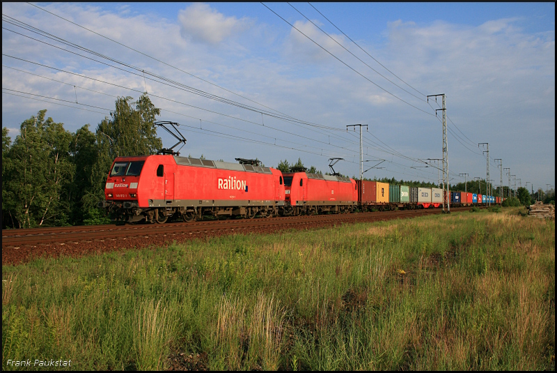 DB Schenker 145 012-1 in Traktion mit DB 145 018-8 ziehen einen Containerzug (gesichtet Berlin Wuhlheide 24.06.2009)