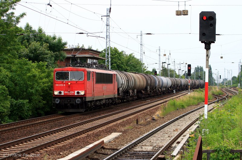 DB Schenker 155 070-6 mit Kesselwagen (Berlin Karow, 15.06.2009)
<br><br>
Update: 05/2015 in Rostock-Seehafen z; ++ 07.09.2015 in Opladen