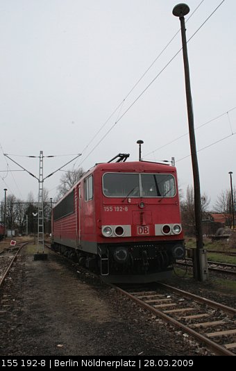 DB Schenker 155 192-8 macht Pause neben einem windschiefen Lichtmast (Berlin Nöldnerplatz, 28.03.2009).