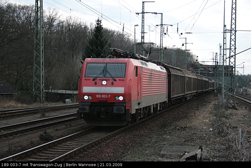 DB Schenker 189 003-7 (ohne Logo) mit einem Transwaggon-Zug zu später Stunde. Die ursprüngliche 189 003 wurde am 11.11.2003 z-gestellt und an Siemens zurückgegeben. Die jetzige 189 003 ist die 2. Besetzung (Class 189-VA, gesichtet Berlin Wannsee, 21.03.2009).