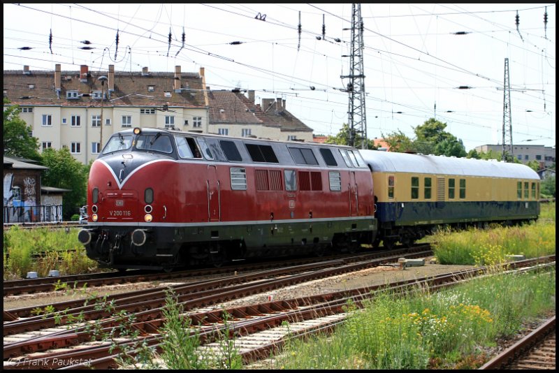 DB V 200 116 / 221 116 kommt mit einem Rheingoldwagen vom tanken (BD Essen, Aw Nürnberg, Zulassung für D, A, B, CH, F, DK, It, L, NS, Berlin Lichtenberg, 19.06.2009)