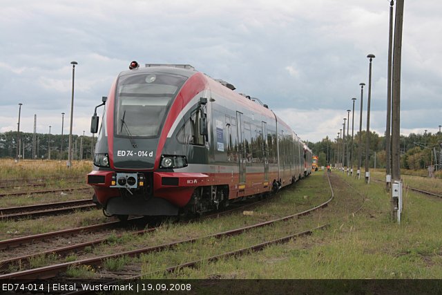 ED74-014 ist ein elektrischer Nahverkehrszug (Wustermark, 19.09.2008).